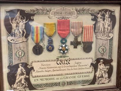 null CADRE AVEC DIPLOME renfermant des décorations (Interalliée, Médaille Militaire,...