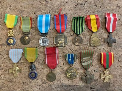 null LOT de décorations, médailles militaires, commémoratives, croix de guerre...
13...