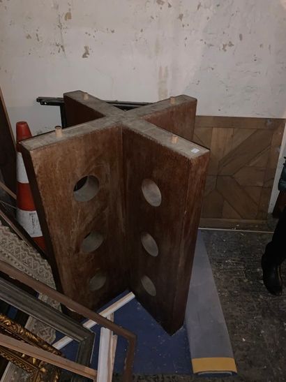 GRANDE TABLE GRANDE TABLE carré moderniste en bois naturel, socle en X.
(En l'état).
D....