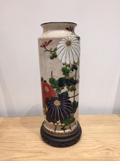 JAPON (fours de Kutani) : JAPON (fours de Kutani) : 
Vase rouleau en céramique émaillée...