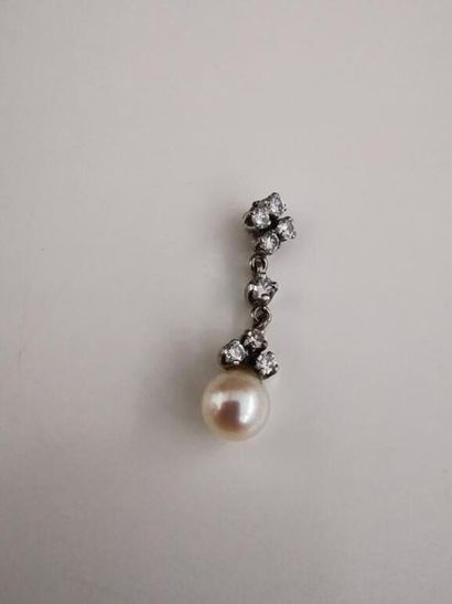 null Pendentif en or gris et diamants orné d'une perle.
Poids brut : 2 g.
(1112)