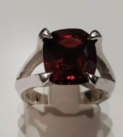 null BAGUE de créateur ornée d'un grenat de taille coussin monté en solitaire entre...