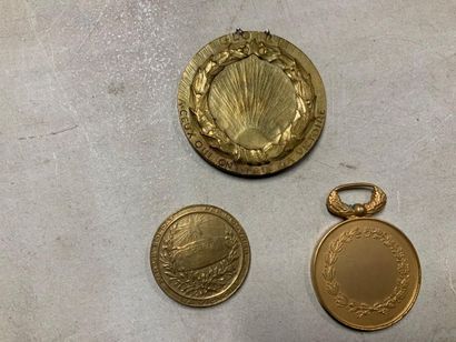 null GUERRE DE 1914-1918.
ENSEMBLE de trois médailles en bronze et métal doré
-"A...