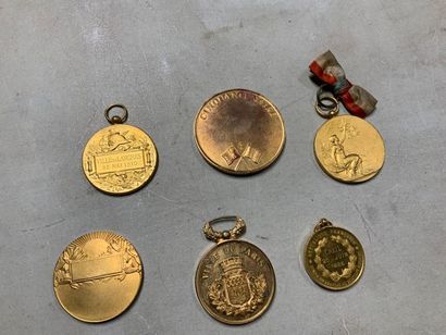 null ENSEMBLE de 6 médailles en bronze ou cuivre doré.
-Médaille des sapeurs pompiers,...