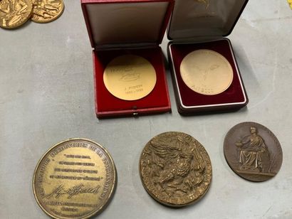 null VARIA
ENSEMBLE de 5 médailles :
-Médaille de table en bronze doré commémorant...
