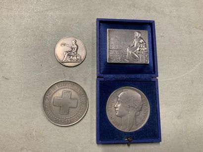 ENSEMBLE de 6 médailles en métal argenté:
-Médaille...