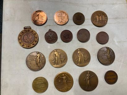 null HOMMES POLITIQUES
ENSEMBLE de 17 médailles en bronze, cuivre ou métal, en l'état,...