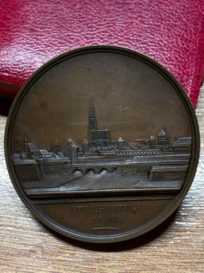 null MONUMENTS & VARIA :
-Médaille commémorative en cuivre de l'église de la Sainte...