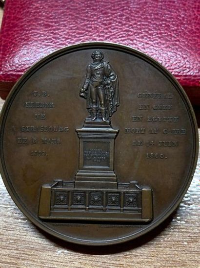 null MONUMENTS & VARIA :
-Médaille commémorative en cuivre de l'église de la Sainte...