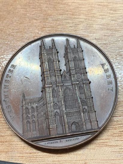 null MONUMENTS & VARIA :
-Médaille commémorative en cuivre de l'église de la Sainte...