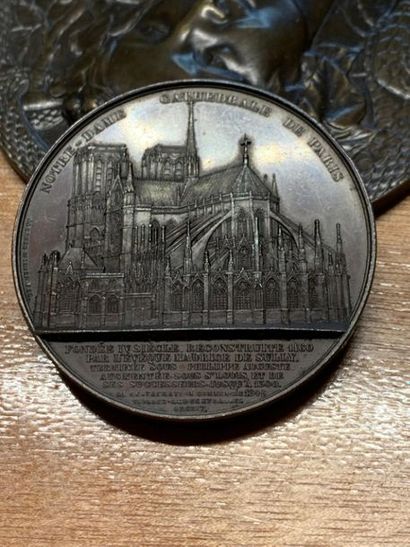 null MONUMENTS & VARIA :
-Médaille commémorative en cuivre de l'église de la Sainte...