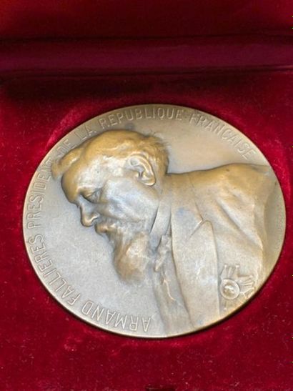null VARIA REPUBLIQUE FRANCAISE :
-Médaille commémorative rectangulaire en bronze,...