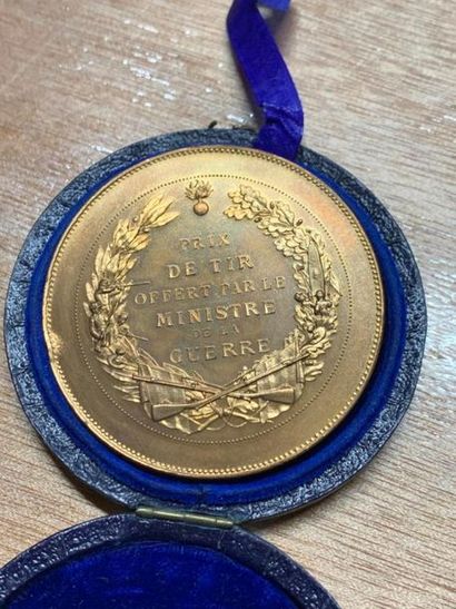 null SOCIETE DE TIR ET VARIA :
Ensemble de 11 médailles en l'état:
-Médaille en bronze...
