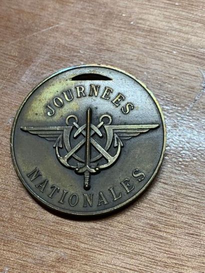 null VARIA, III EME REPUBLIQUE :
-Médaille en bronze argenté de l'Union des Sociétés...