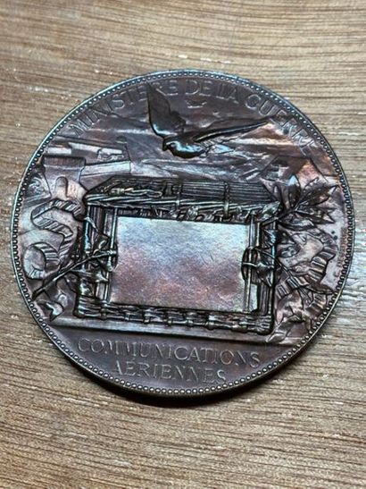 null VARIA, III EME REPUBLIQUE :
-Médaille en bronze argenté de l'Union des Sociétés...