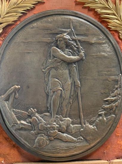 null GRANDE PLAQUE-MEDAILLON en bronze fixée sue deux panneaux de bois par Emile...