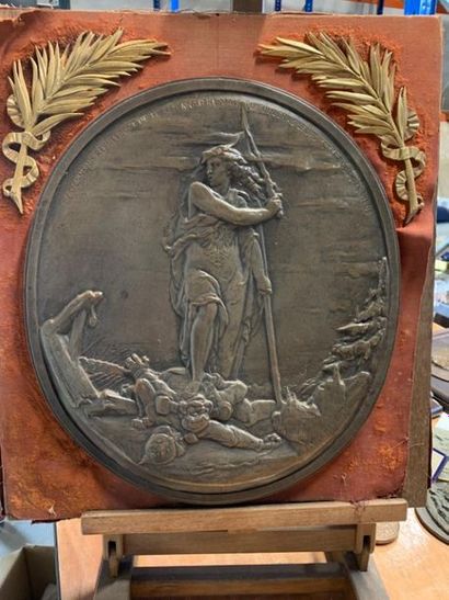 GRANDE PLAQUE-MEDAILLON en bronze fixée sue...