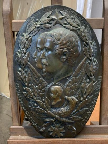Plaque ovale en bronze de la famille impériale,...