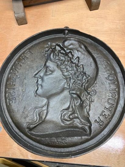 null Plaque médaille en fonte de Marianne en buste de profil.
Signée L.GASNE à TUSEY.
D.:...