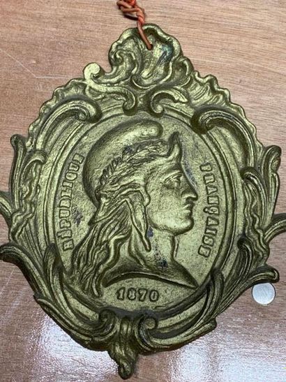 null MARIANNE AU BONNET PHRYGIEN

Ensemble de 9 plaques en bronze ou métal de Marianne:

La...