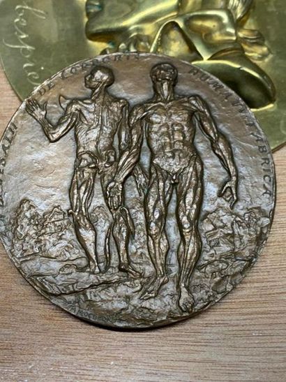 null LOT de 4médailles en bronze et métal : 
- VESALE André : médaille de commémoration...