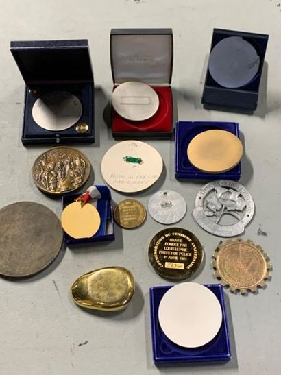 null VARIA
Ensemble de 15 médailles ou plaques en, l'état , XXÈME siècle, dont :
Gendarmerie...