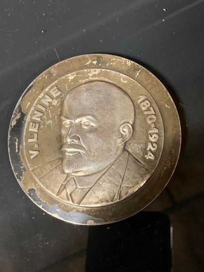 null RUSSIE - UNION SOVIÉTIQUE.
MEDAILLE en argent de table à l'effigie de Lénine...
