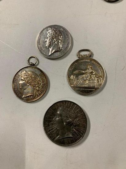 null QUATRE MÉDAILLES EN BRONZE ARGENTÉ : 
-Médaille à l'effigie de Louis-Philippe...