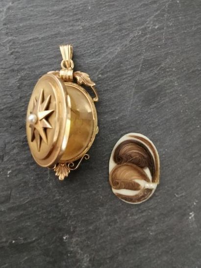 null PORTE PHOTO ovale en or et perles XIXème siècle (chocs), poids brut : 8.5 g...