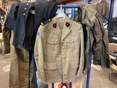 null LOT de vêtements militaires kakis comprenant 
-capote
-imperméable
-tenue d'officier...