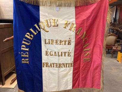 null DRAPEAU FRANÇAIS en soie frangée, marqué à l'or " République Française Liberté...