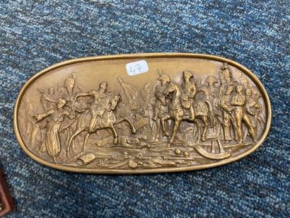 null LOT DE DEUX SOUVENIRS napoléoniens dont : 
-une plaque ovale en bronze représentant...