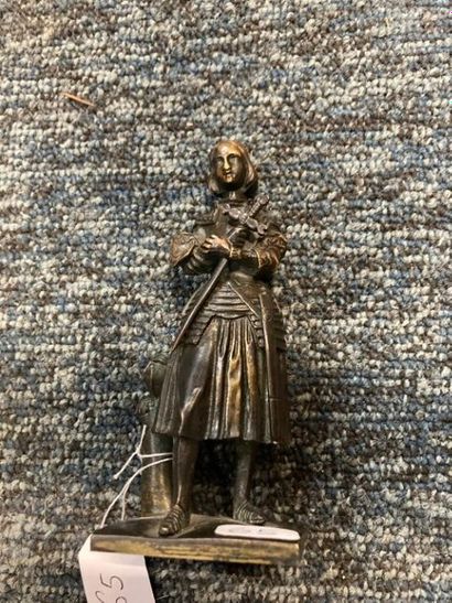 null LOT DE DEUX STATUETTES représentant Jeanne d'Arc : 
-une en bronze. H. : 11...