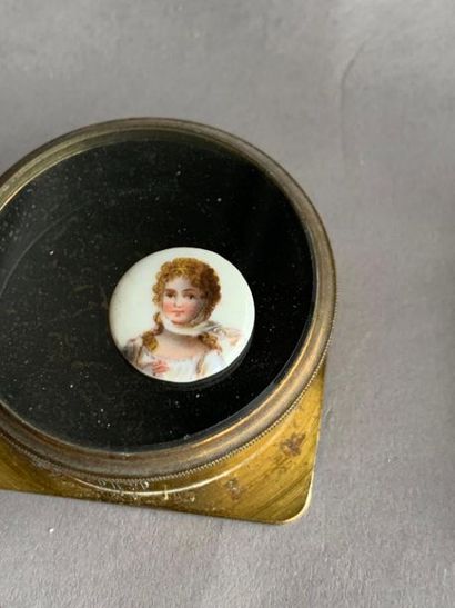 null MEDAILLON en porcelaine représentant Napoléon empereur à Sainte Hélène. H. :...