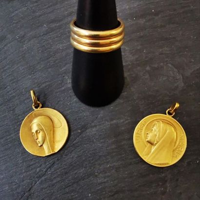  LOT d'or 750 mm pesant net 26,6 g comprenant : - une médaille de la vierge pesant...