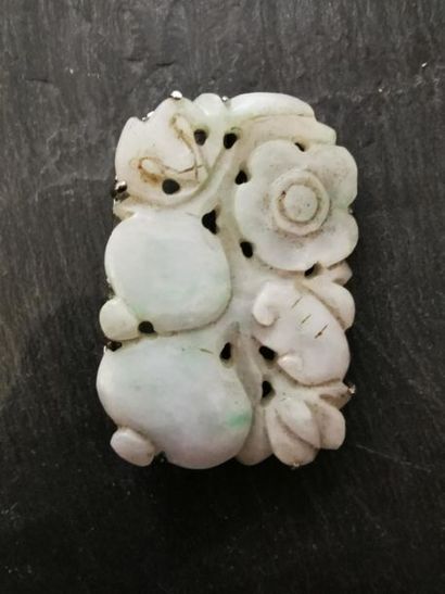 BROCHE plaque ornée d'un motif en jade blanc...