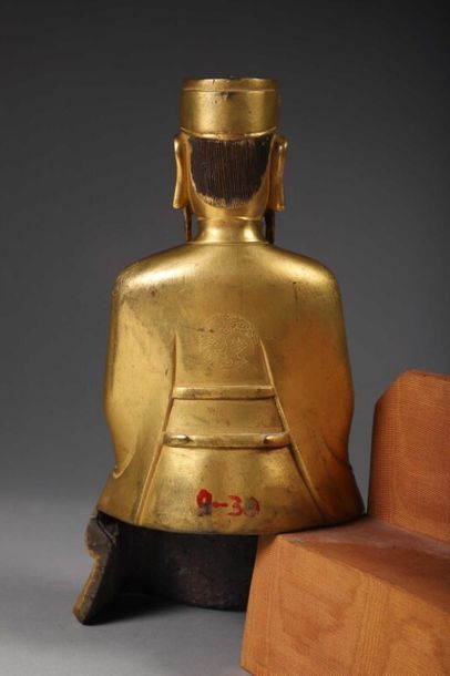 CHINE - XIXe siècle. CHINE - XIXe siècle.
Mandarin en bronze ciselé et doré. 
(Manques...