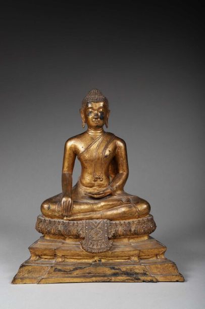 THAILANDE : BOUDDHA THAILANDE : 
BOUDDHA en bronze laqué or, assis en padmasana sur...
