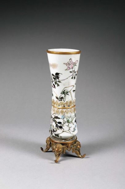 JAPON - XIXe siècle. VASE JAPON - XIXe siècle :
VASE en porcelaine à décor polychrome...