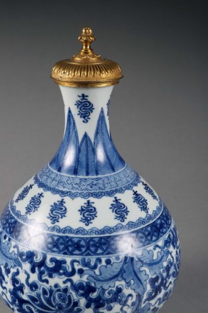 CHINE, KANGXI, XVIIIe. CHINE, KANGXI, XVIIIe. 
Vase à panse renflée à décor bleu...