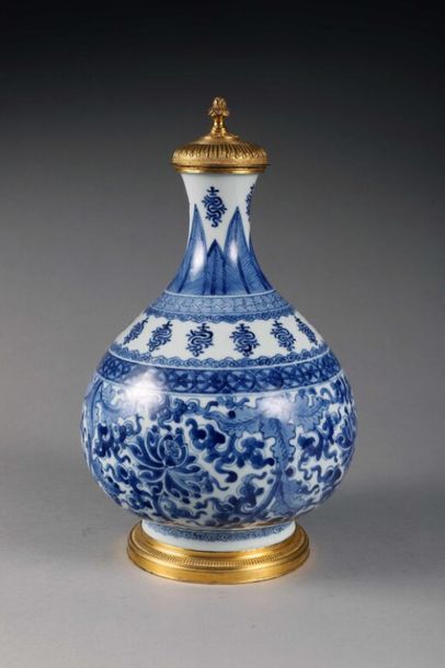 CHINE, KANGXI, XVIIIe. CHINE, KANGXI, XVIIIe. 
Vase à panse renflée à décor bleu...