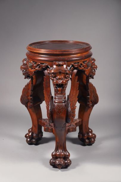 CHINE : Fin de la période Qing (1644-1911). CHINE : 
SELLETTE en bois sculpté, composée...