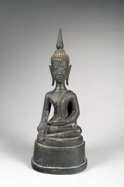 ASIE DU SUD-EST : ASIE DU SUD-EST : 
Bouddha assis en "bhumisparsha mudra" en bronze...