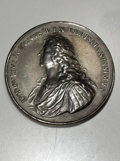 MÉDAILLE EN MÉTAL ARGENTÉ MEDAILLE en métal argenté, l'avers représente Louis XIV...