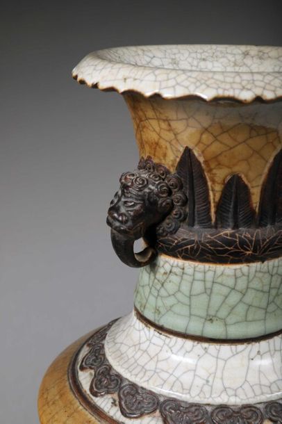 CHINE (Nankin) : GRAND VASE. CHINA (Nanking): 
LARGE VASE in porcelain stoneware...