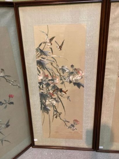 null CHINE - XIXe siècle. 
Suite de quatre broderies sur soie à décor d'oiseaux sur...