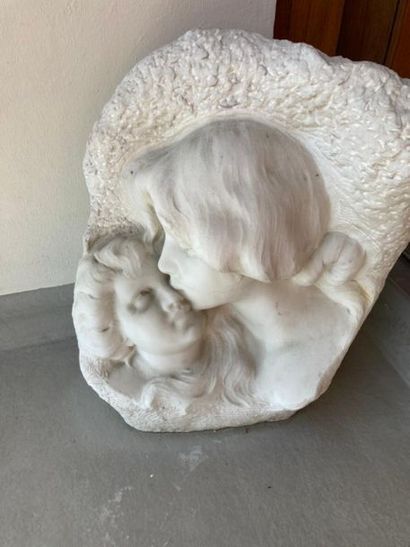 null A. FIDI (XIXe-XXe).
L'amour maternel.
Marbre sculpté.
D. : 52 x 40 x 25 cm.