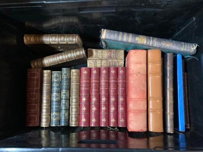 3 CAISSES DE LITTERATURE & VARIA 3 BOXES OF LITERATURE & VARIA some connected by...
