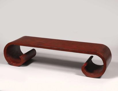TABLE BASSE TABLE BASSE en forme de rouleau en bois laqué rouge en partie craquelé.
Travail...