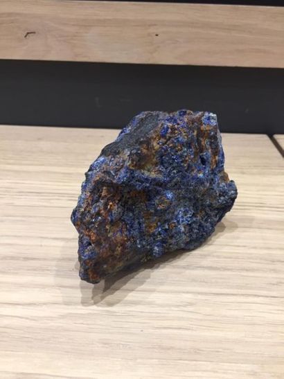 null Une pierre en lapis lazuli.